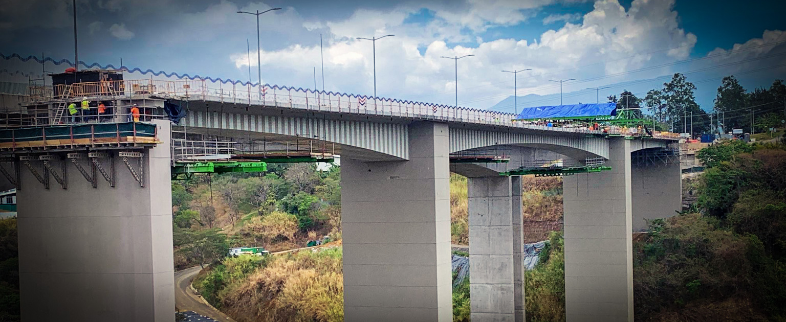 Fotografía que muestra parte de los trabajos en el puente Virilla RN, 32