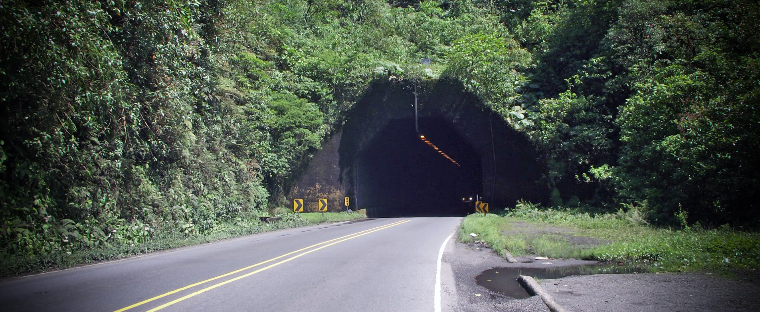 Fotografía que muestra uno de los extremos del túnel Zurquí
