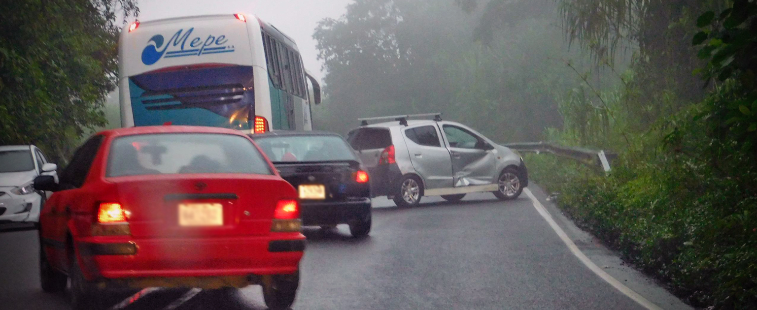 Fotografía que muestra un accidente de tránsito, se observan varios vehículos y uno golpeado por un costado