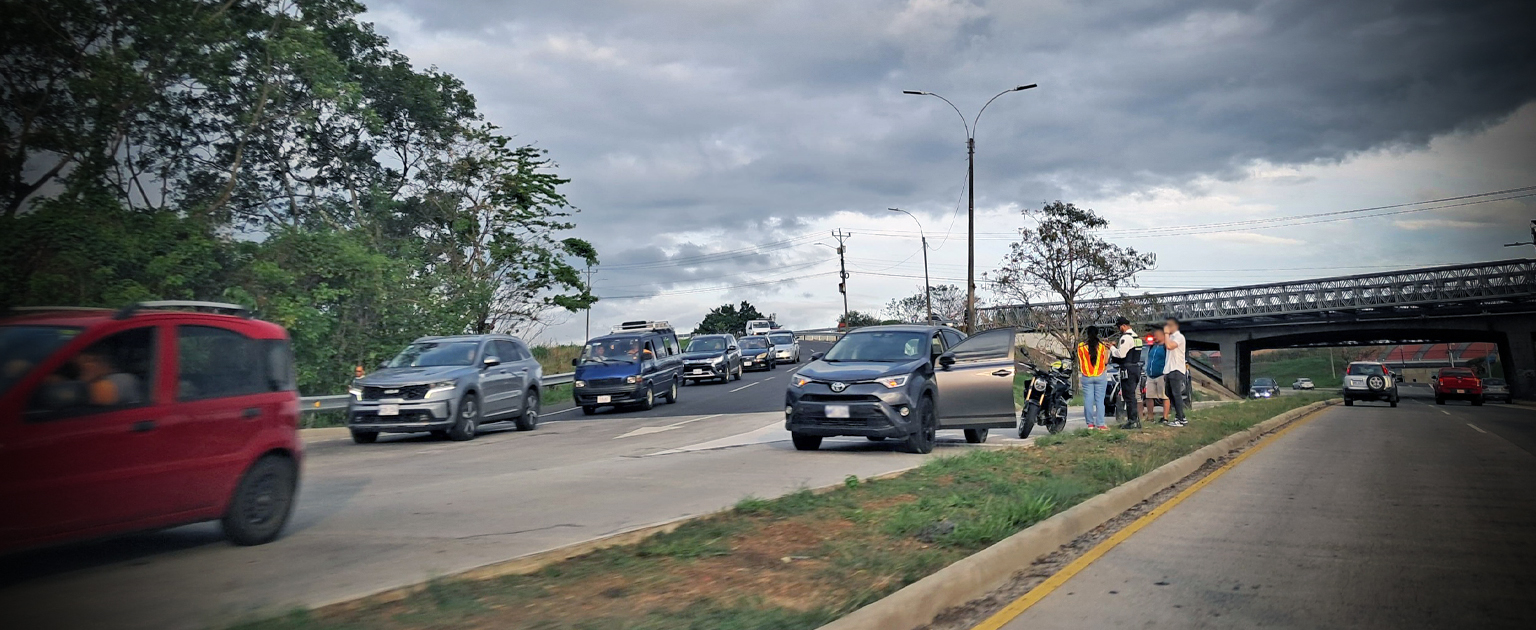 Oficial de tránsito atendiendo un accidente