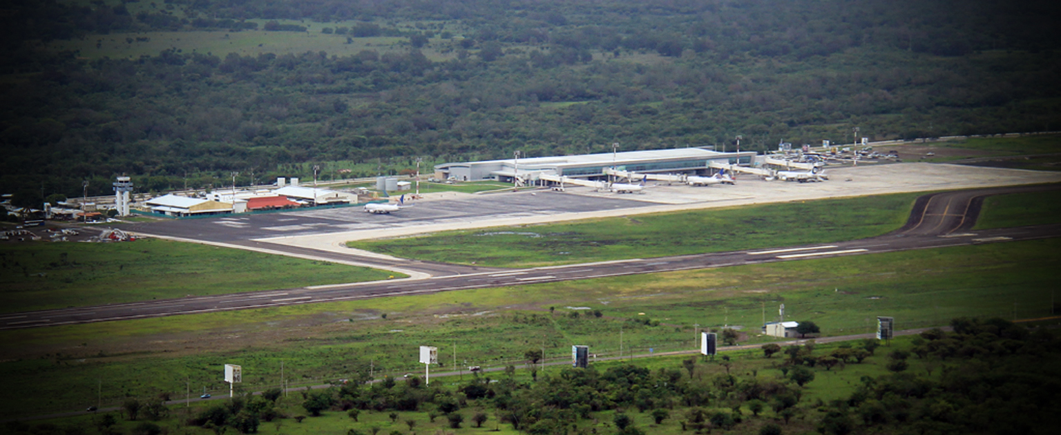 Fotografía aérea donde se aprecia la terminal del aeropuerto internacional Daniel Oduber Quirós