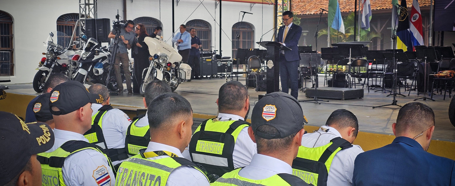 Foto de oficiales como parte de la celebración del 99 aniversario de la Policía de Tránsito 