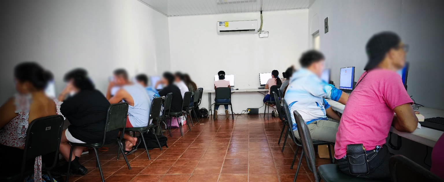 Fotografía que muestra a varias personas aplicando la prueba teórica de manejo
