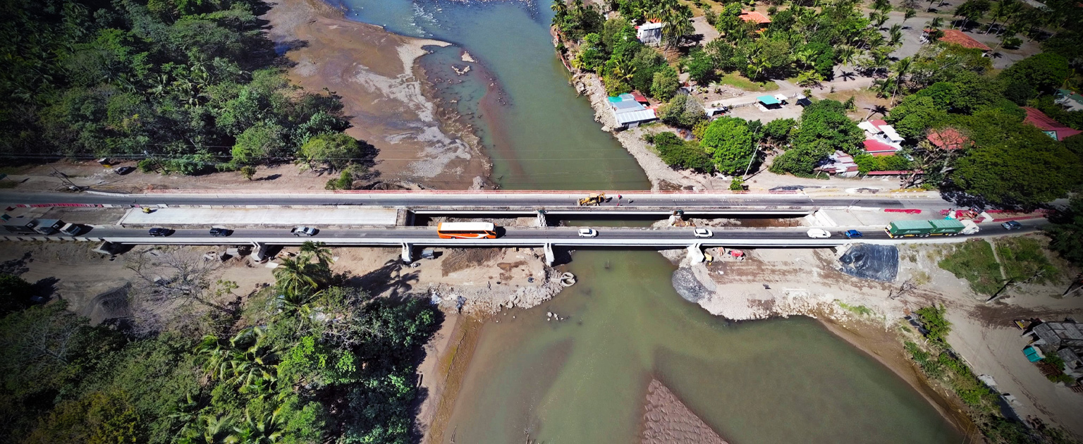 Fotografía aérea que muestra el puente sobre el río Barranca.