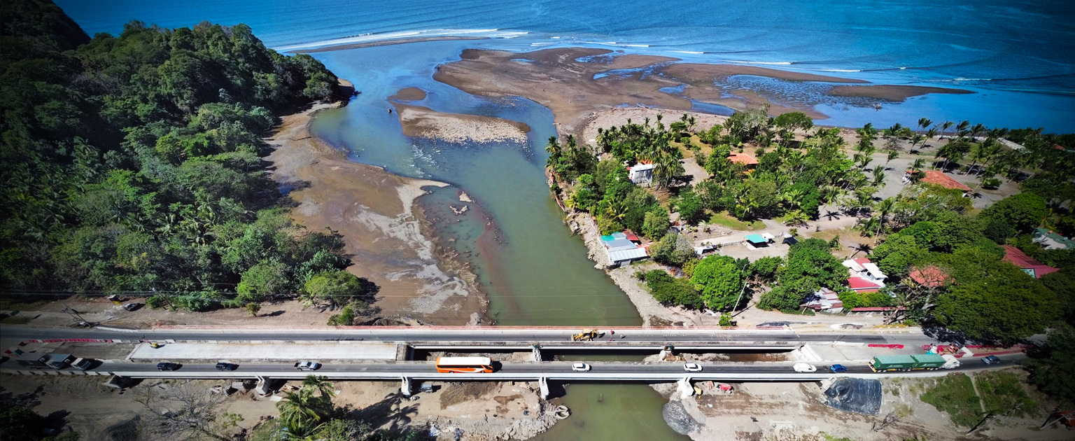 Fotografía aérea que muestra el puente sobre el río Barranca