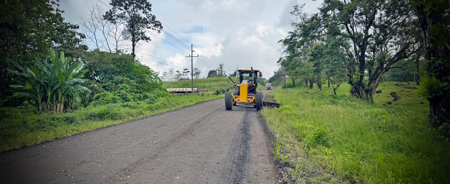 Foto de maquinaria realizando trabajos de conformación 