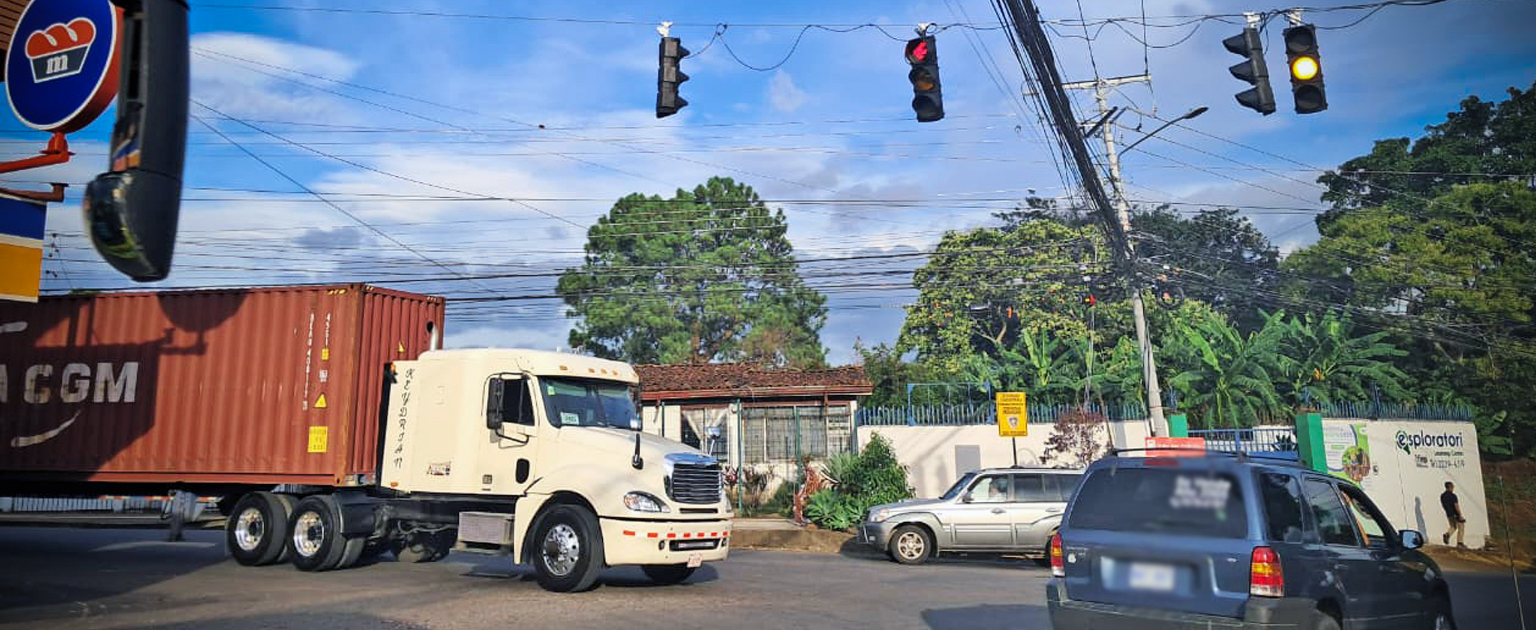 Cruce semaforizado en Barrial