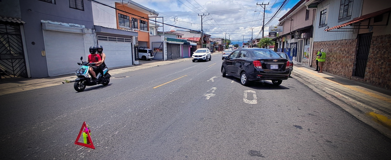 Foto con vehículos circulando