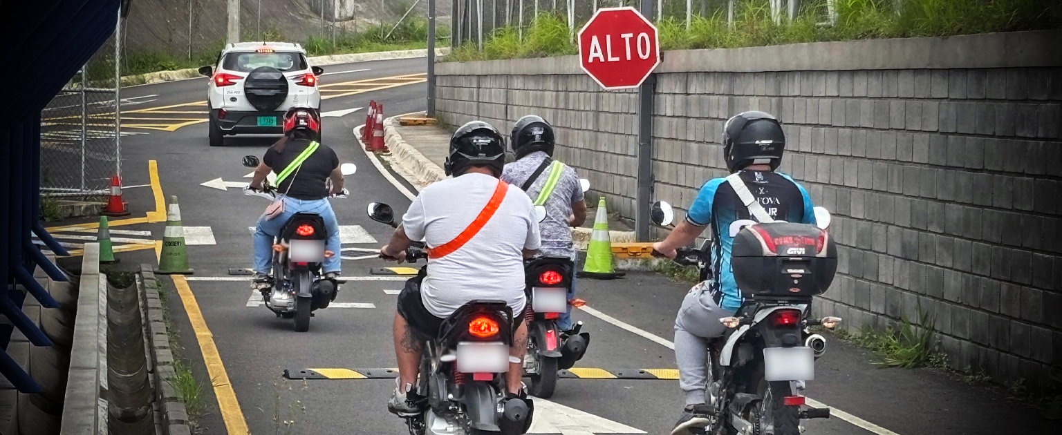 Foto de motociclistas aplicando la prueba práctica de manejo