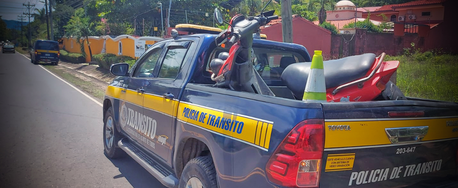 Fotografía que muestra una patrulla de la Policía de Tránsito con una motocicleta en el cajón que fue decomisada