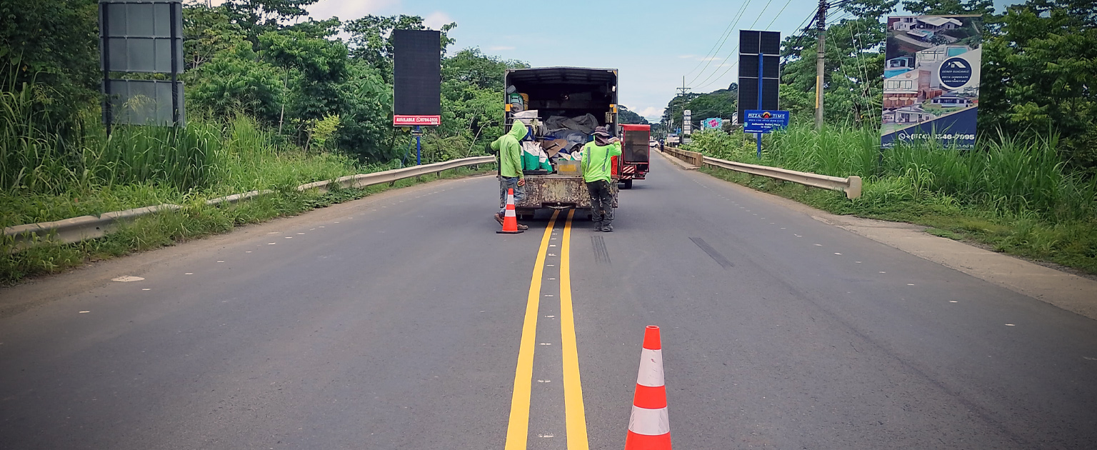Maquinaria demarcando carretera