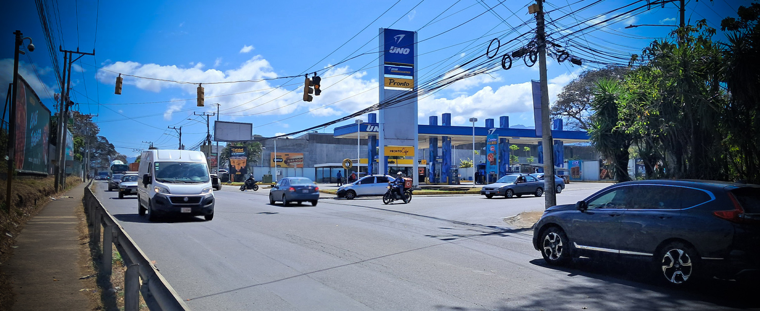 Foto del cruce por la gasolinera UNO en las inmediaciones de Barreal de Heredia 