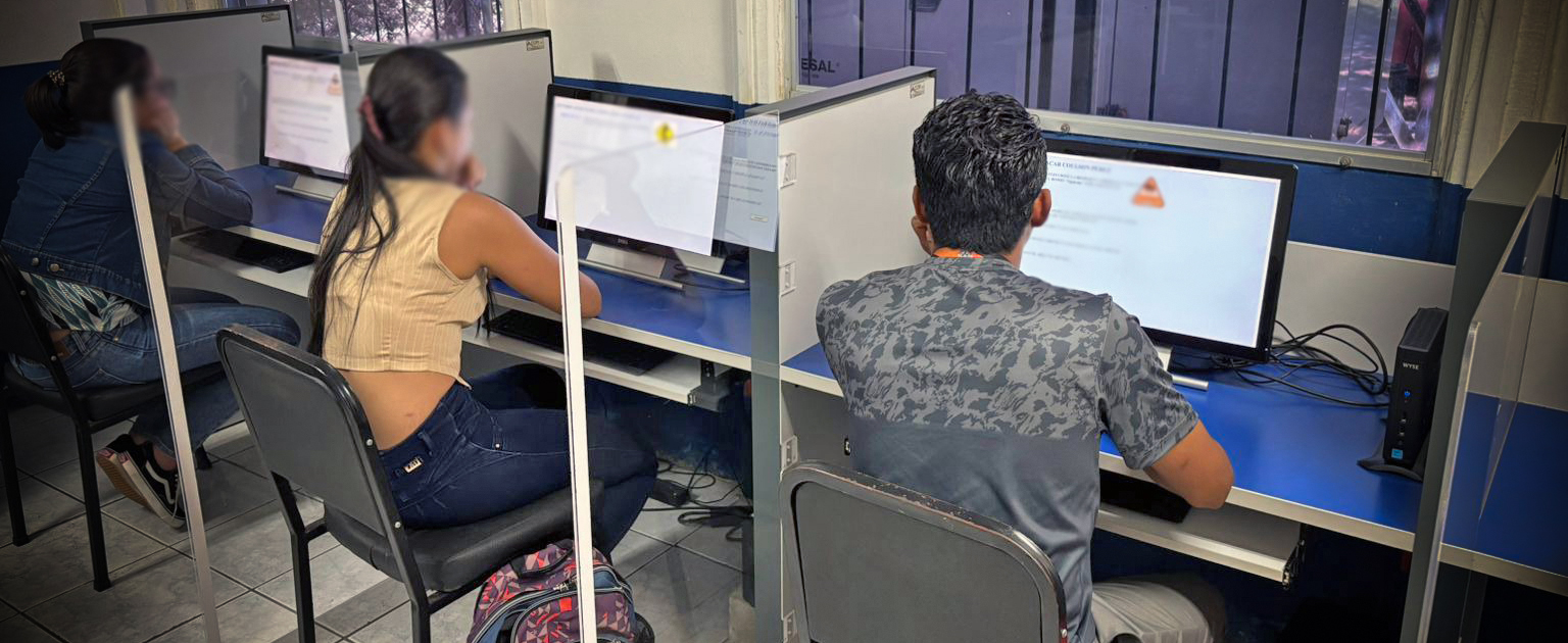 Fotografía de personas aplicando la prueba teórica. 
