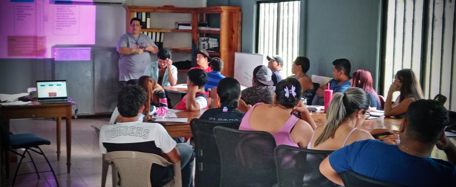 Foto de estudiantes haciendo la prueba teórica de manejo.