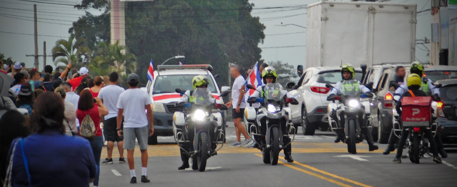 Motorizados de tránsito escoltando la antorcha de la independencia 