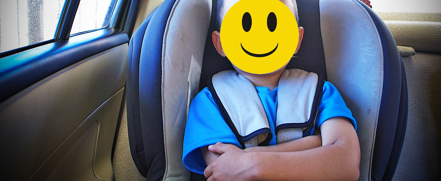 Fotografía que muestra a un niño sentado dentro de un vehículo en su correspondiente dispositivo de taslado.