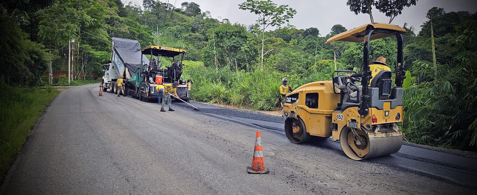 Fotografía que muestra maquinaria pesada realizando labores de asfaltado en el sector de Tinamastes