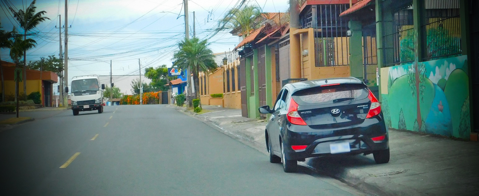 Foto de vehículo mal estacionado. 