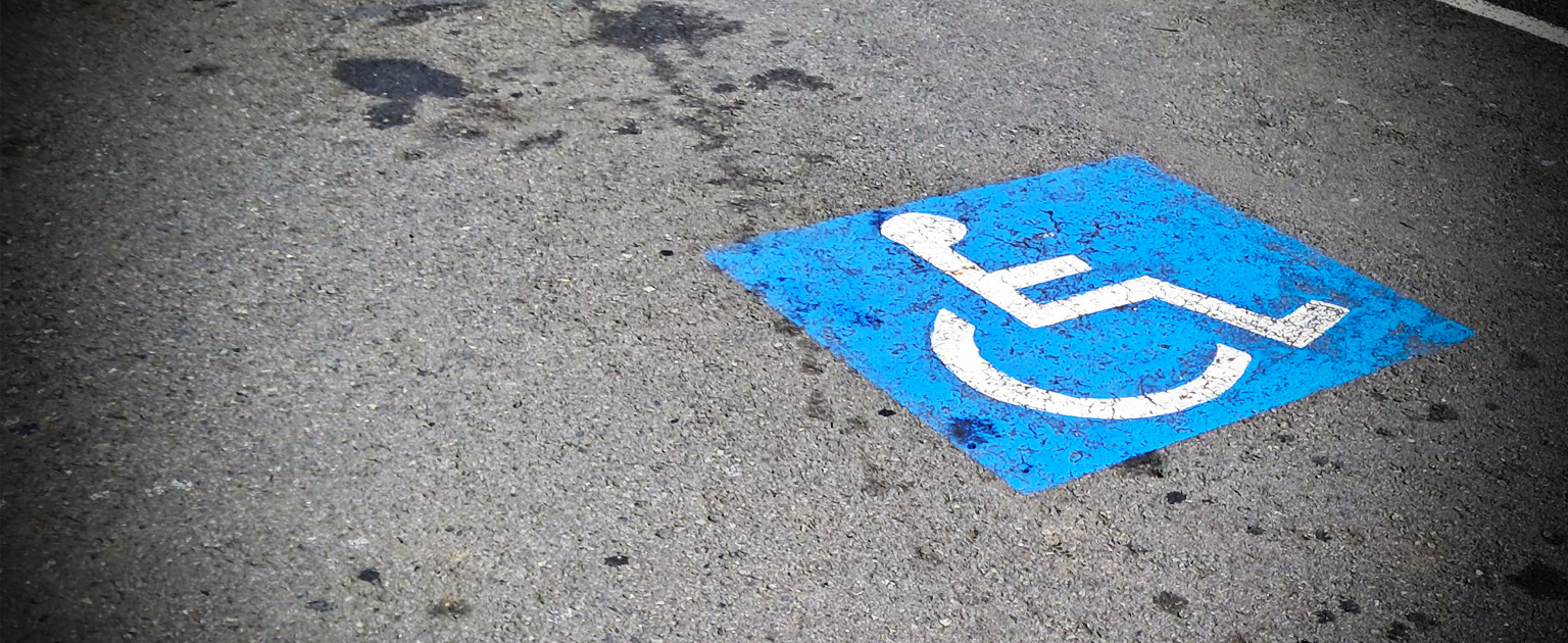 Fotografía que muestra un espacio de estacionamiento demarcado para personas con discapacidad