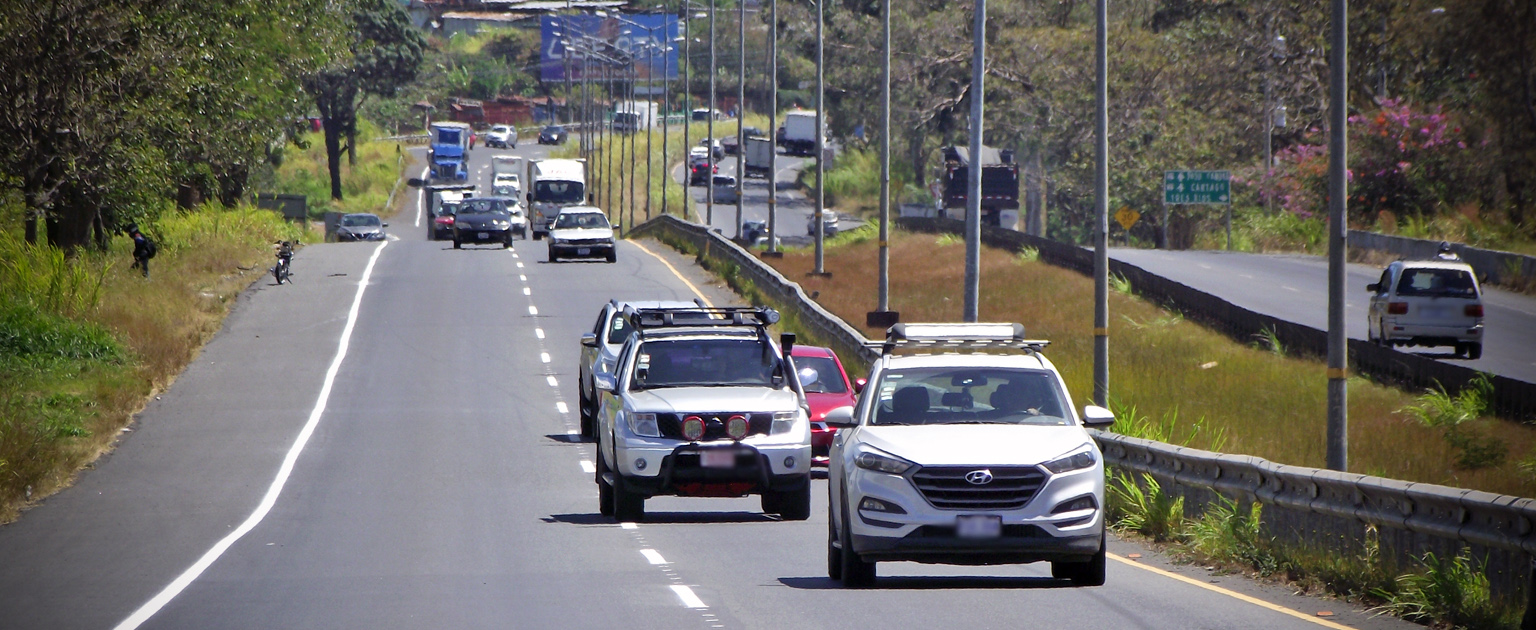 Foto de la autopista Florencio del Castillo con vehículos circulando 
