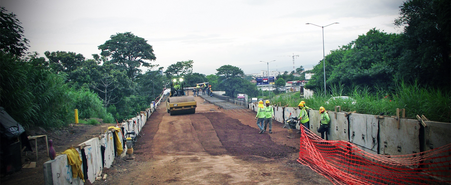 Maquinaria trabajando en las obras de Hatillo 7 y 8 