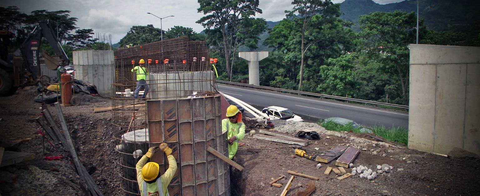 Foto de trabajadores en el paso elevado que se construye en Hatillo 7 y 8
