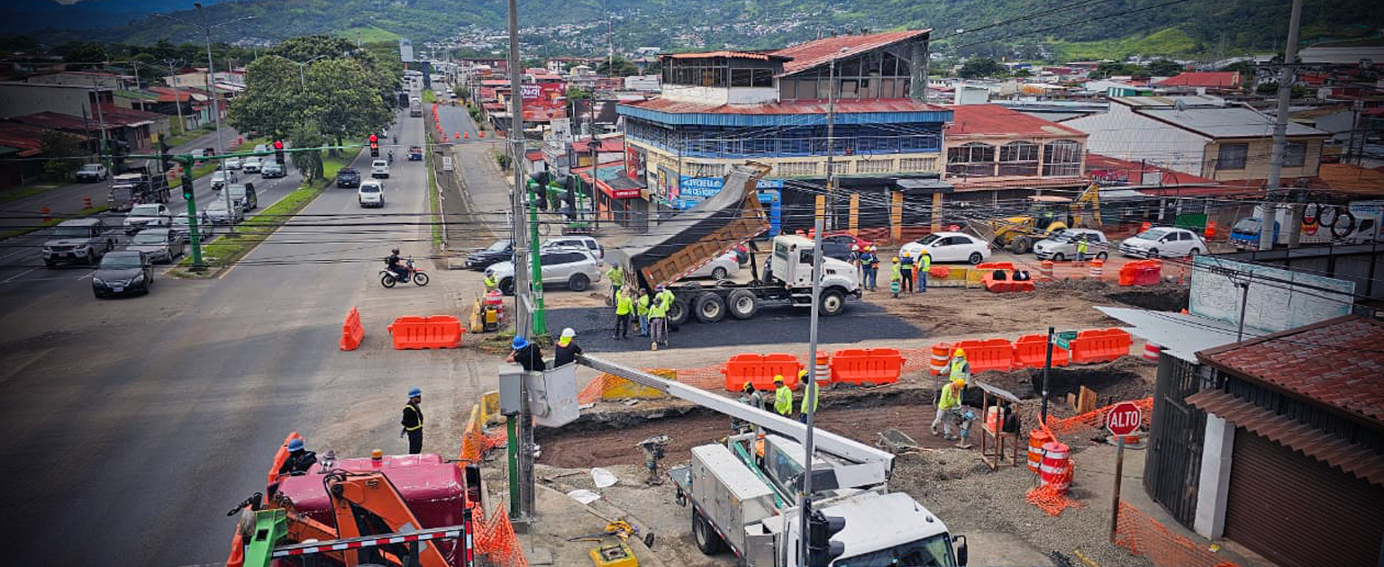 Foto de los trabajos donde se construye el paso a desnivel de Hatillo 6