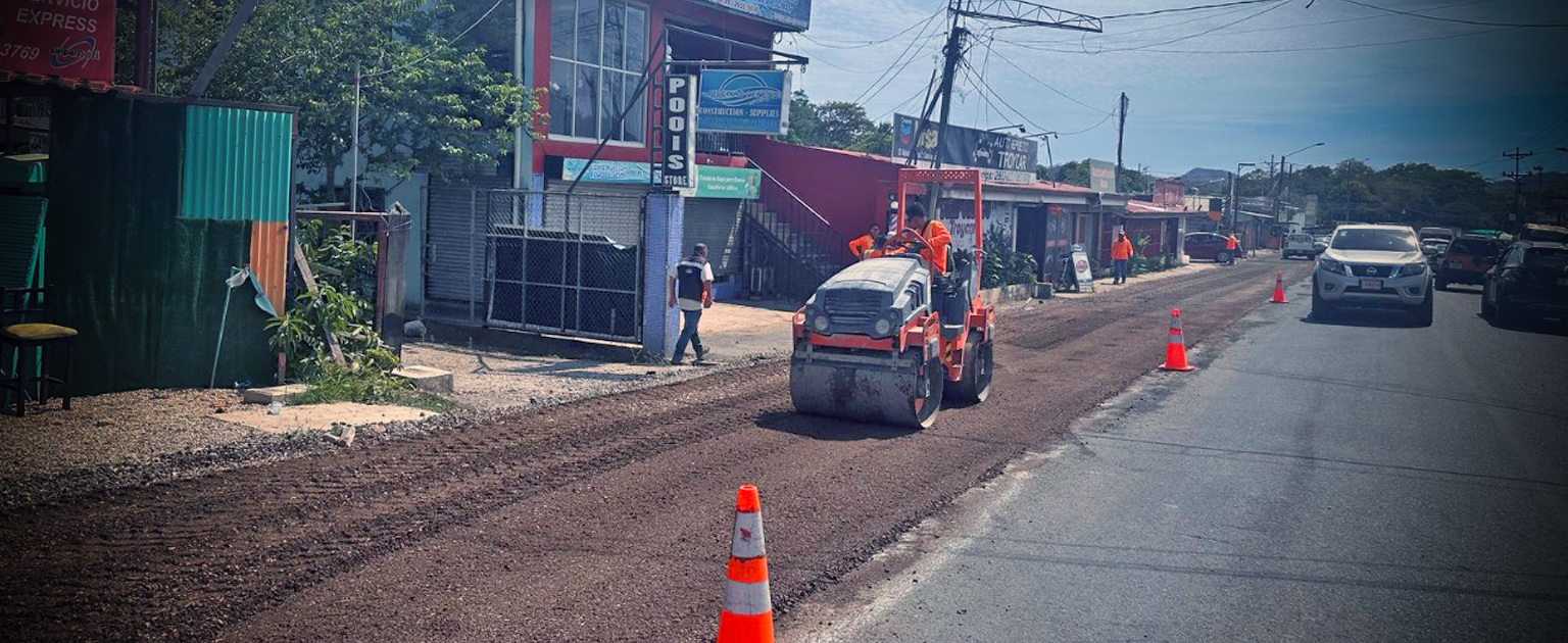 Foto de maquinaria que labora en el cruce de Huacas