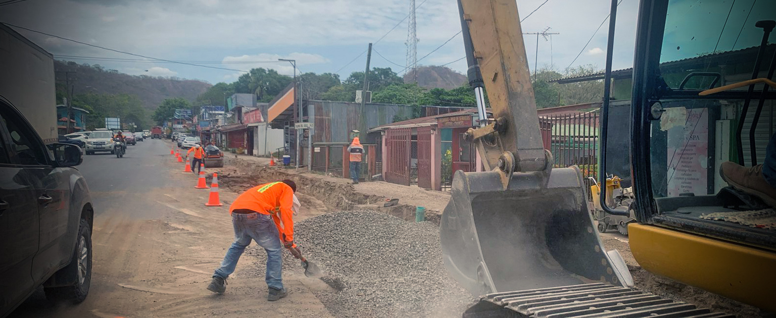 Fotografía de los trabajos que se ejecutan en el cruce de Huacas, Santa Cruz, Guanacaste. 