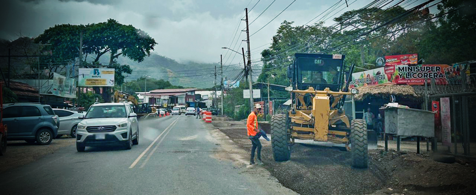 Maquinaria y personal  en carretera.