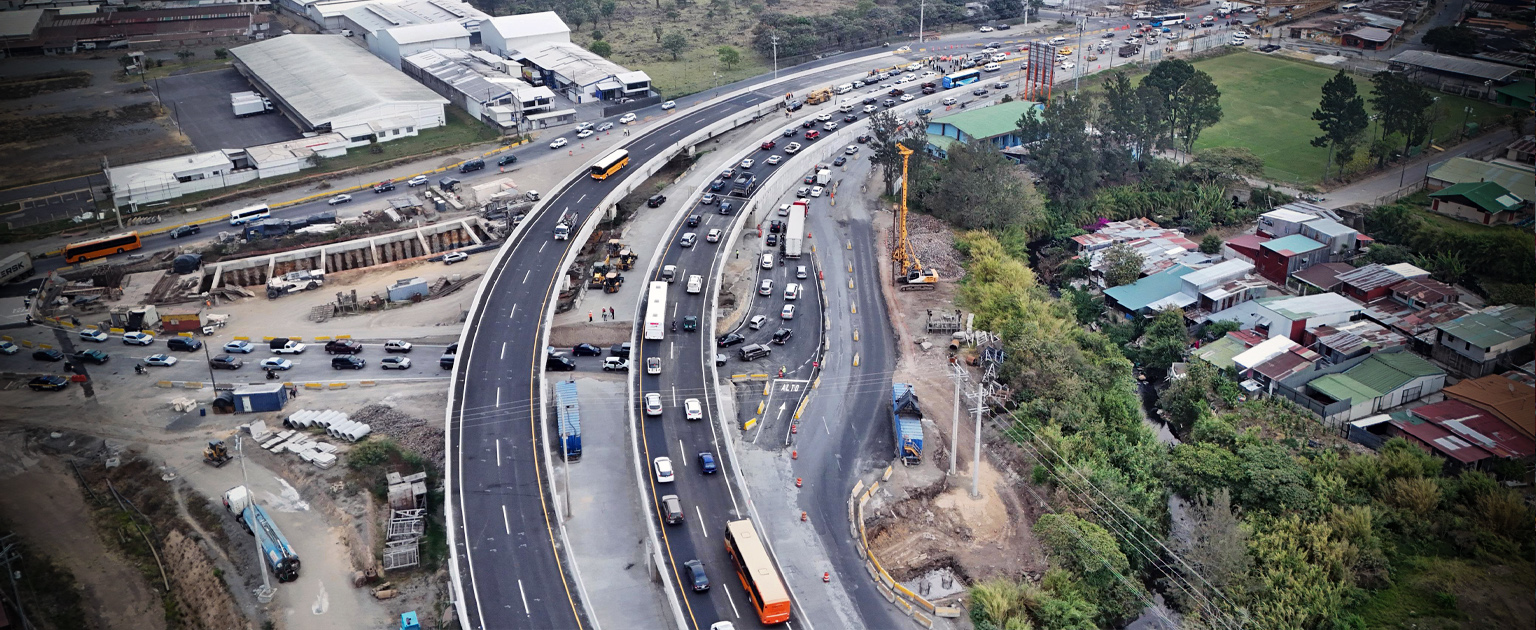 Toma aérea de los pasos elevados que fueron habilitados en La Lima, Cartago. 