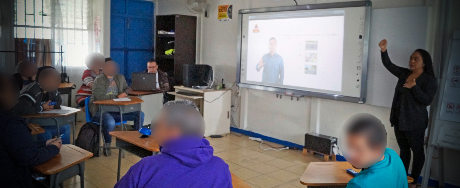 Foto de clase del curso teórico impartido en LESCO