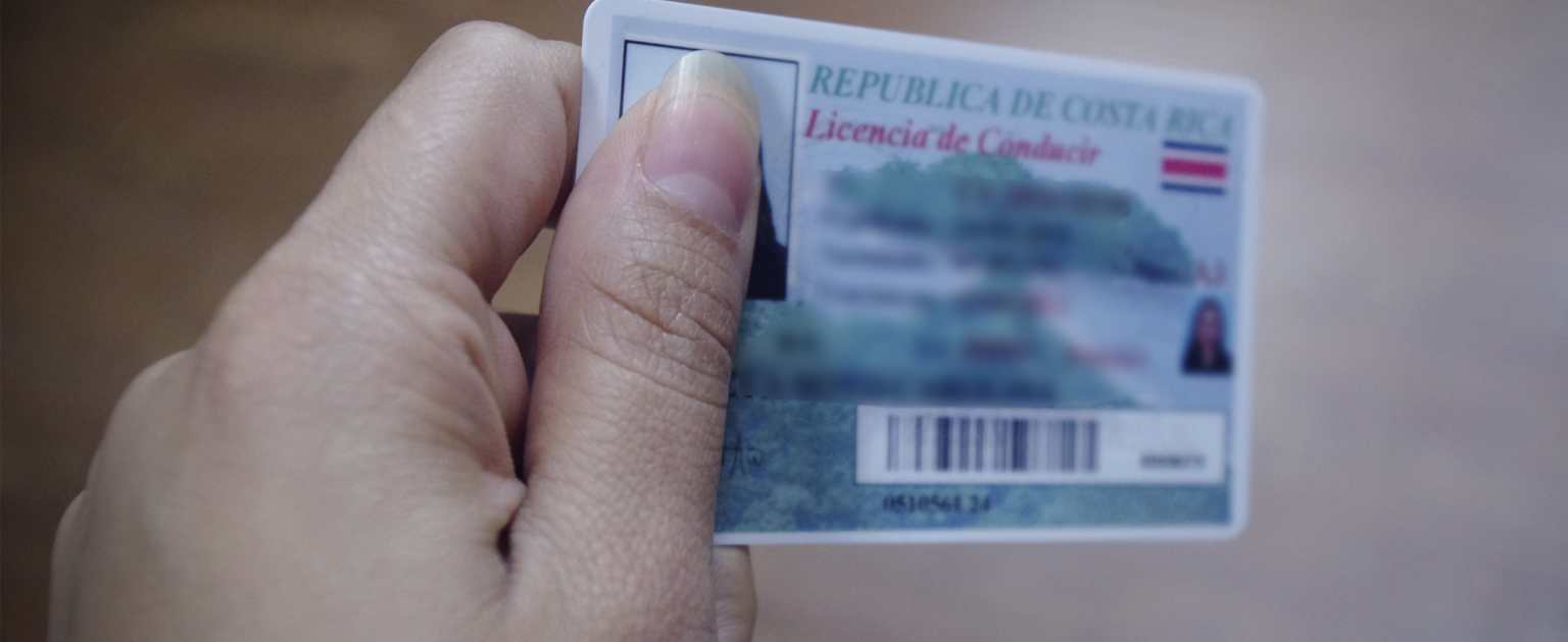 Mano sosteniendo licencia de conducir