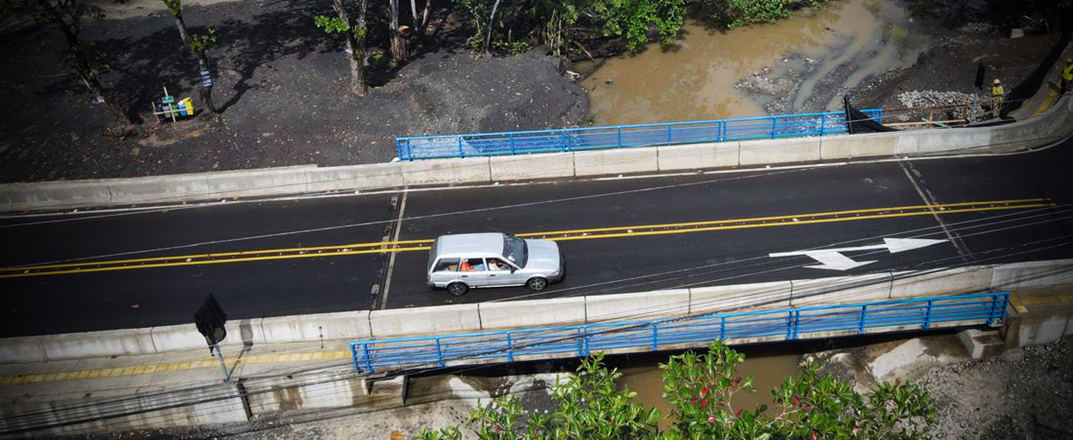 Fotografía aérea que muestra uno de los puentes habilitados en Puerto Viejo