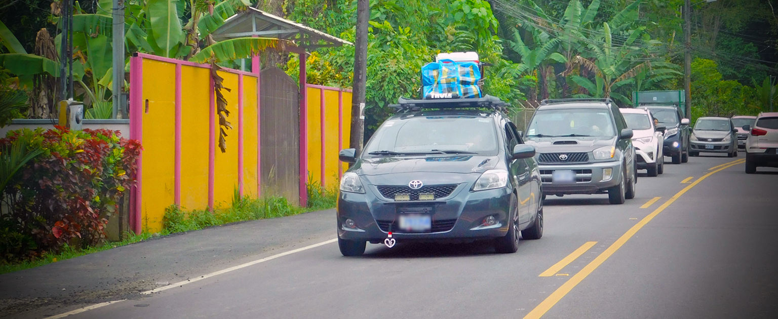 vehículo con maletas en el techo