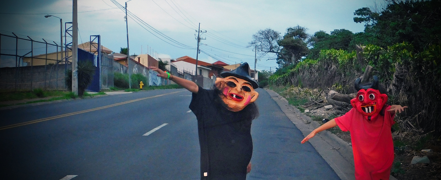 Fotografía que muestra a dos niñas con máscaras en la vía