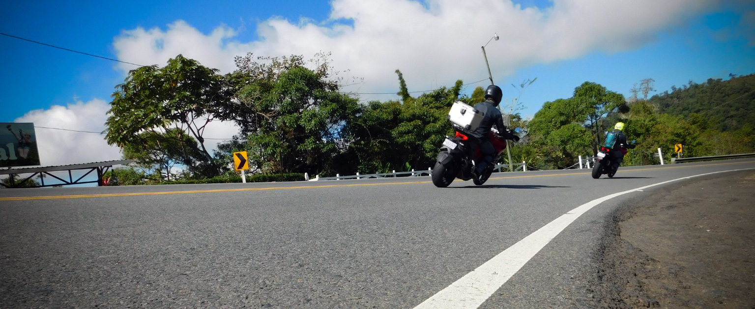 Foto de motociclista en vía pública. 