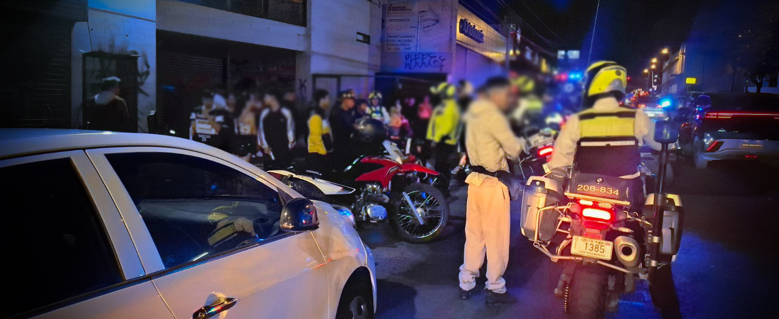 Fotografía que muestra oficiales de tránsito en operativo a motociclistas 