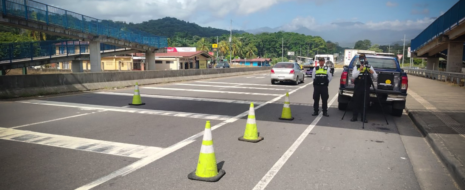 Oficial de tránsito  en carretera