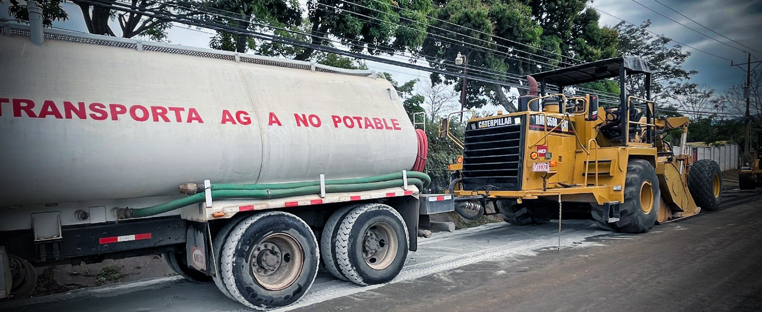 Foto de la maquinaria que se utiliza en los trabajos de la RN 718.  