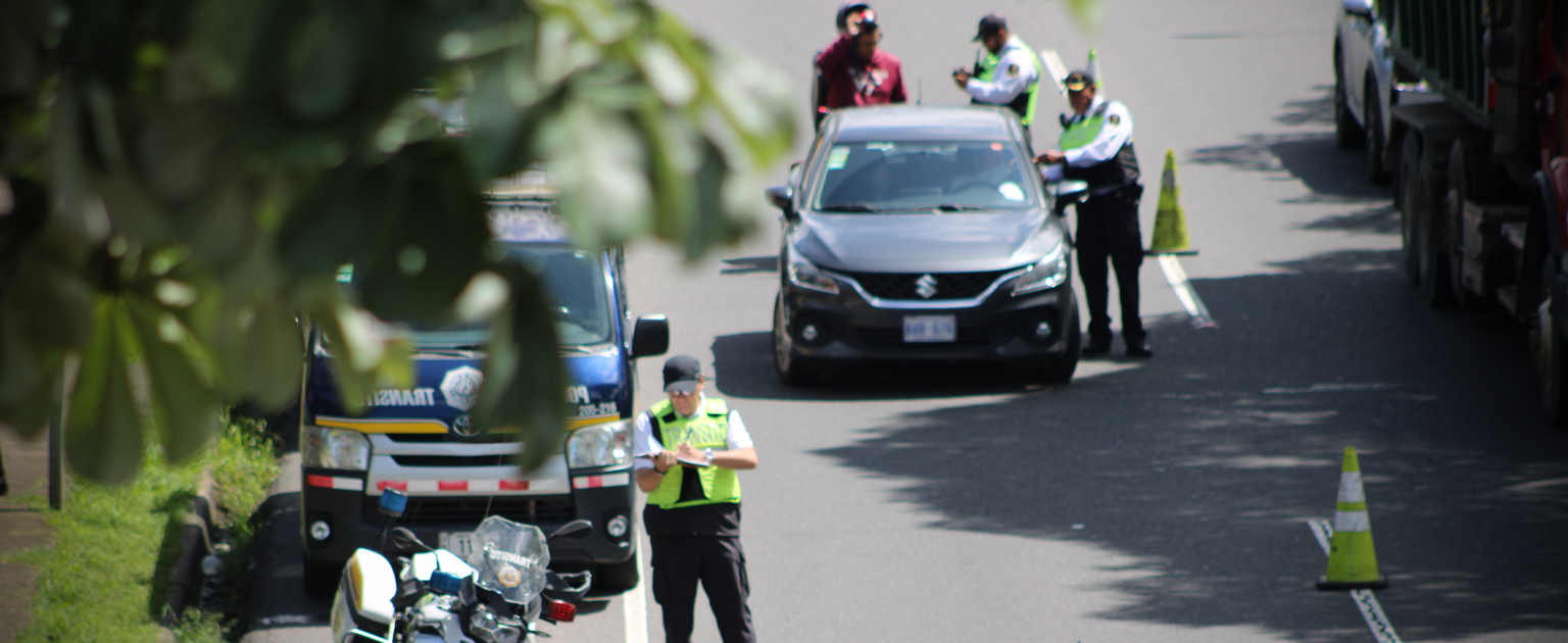oficiales realizando operativo en carretera