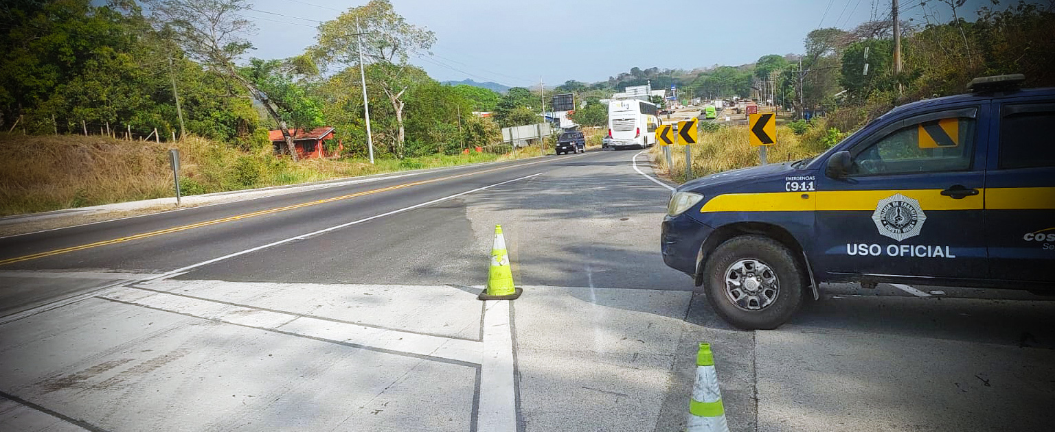Imagen en la que se aprecia una patrulla de tránsito en controles policiales 