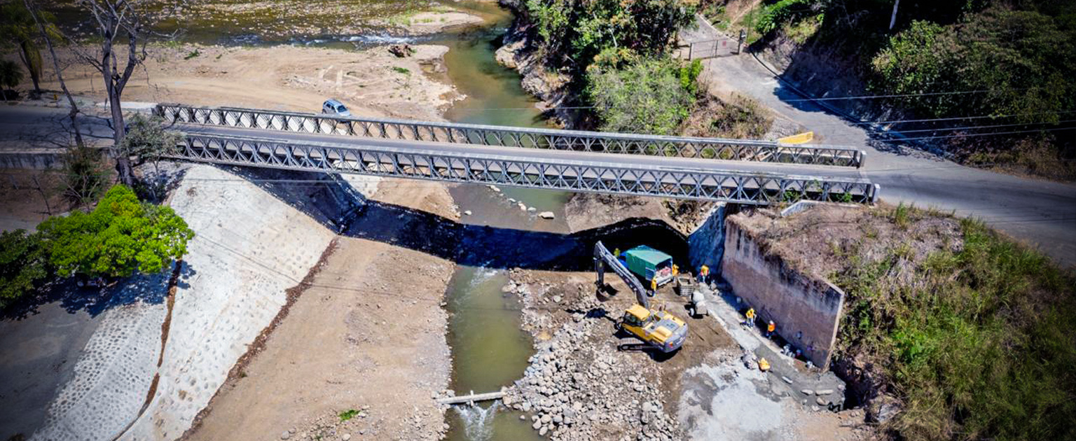 Foto aérea del proceso constructivo del puente sobre el río Pacuar 
