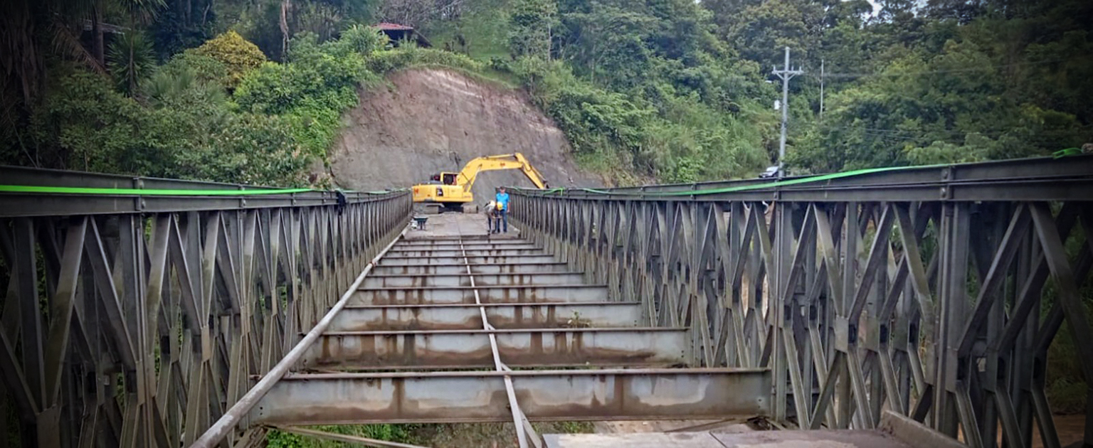 Fotografía que muestra parte de la estructura modular que se está colocando sobre el puente Pacuar
