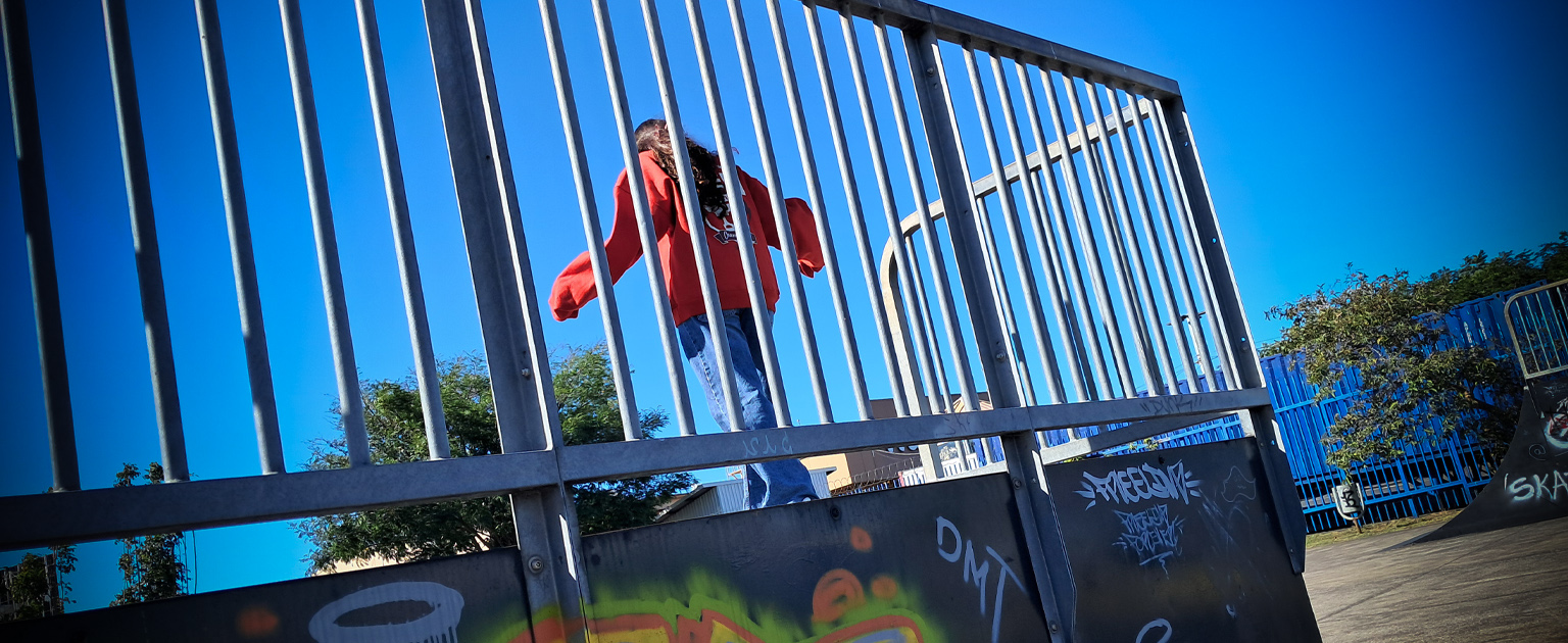 Fotografía que muestra un parque para usar patinetas y patines