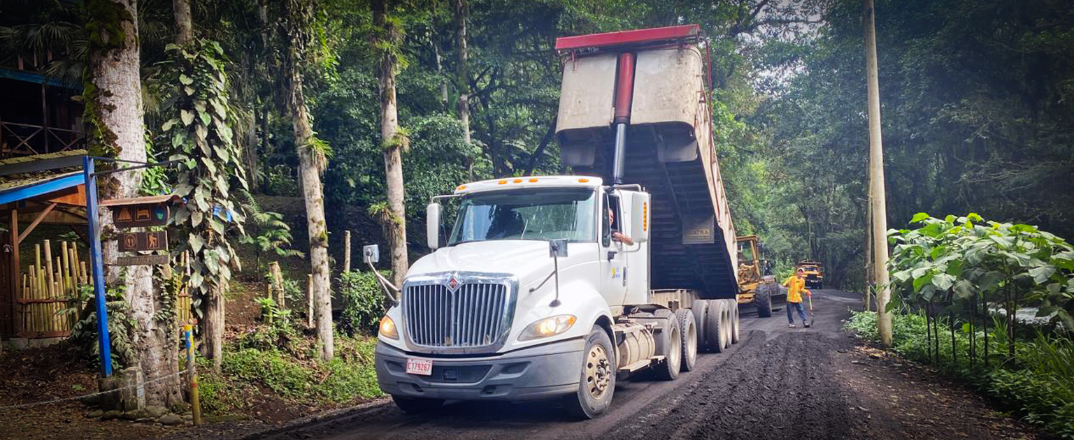 Fotografía que muestra parte de los trabajos de mejoramiento de la ruta 408