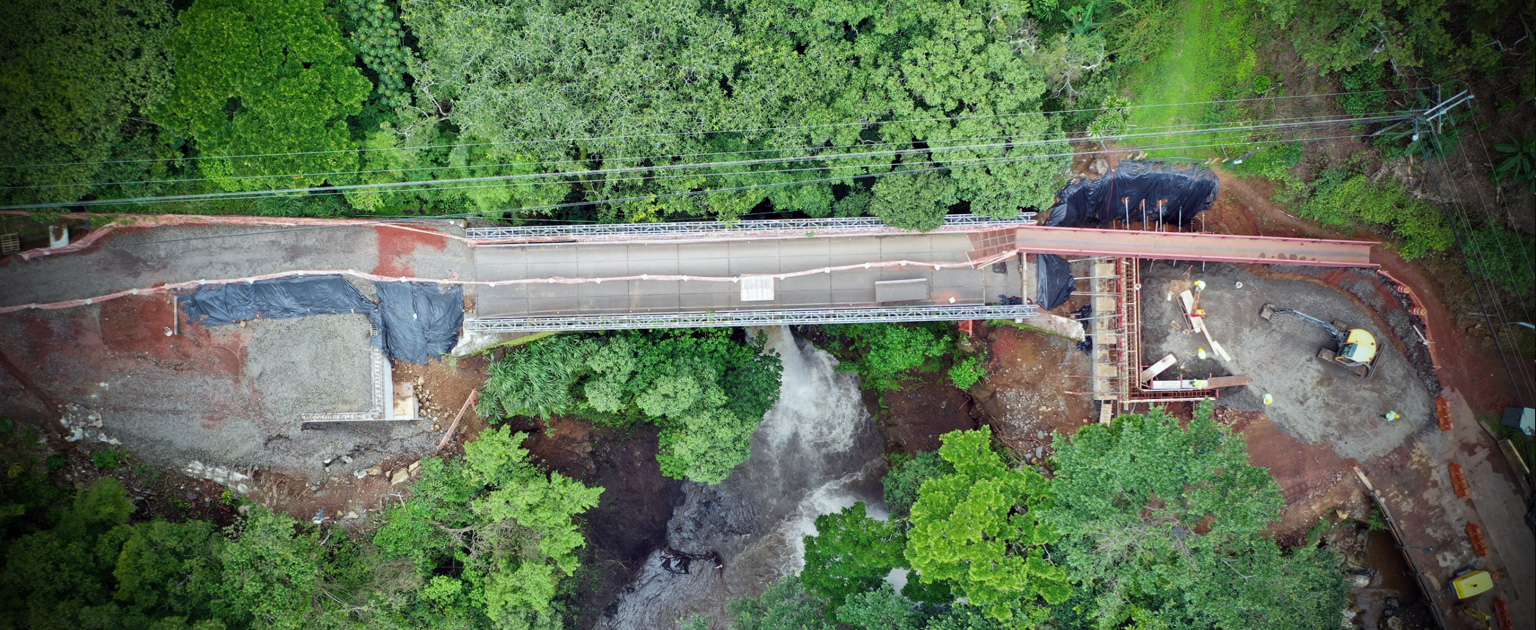 Foto aérea del puente que se construye en el sector de Poás. 