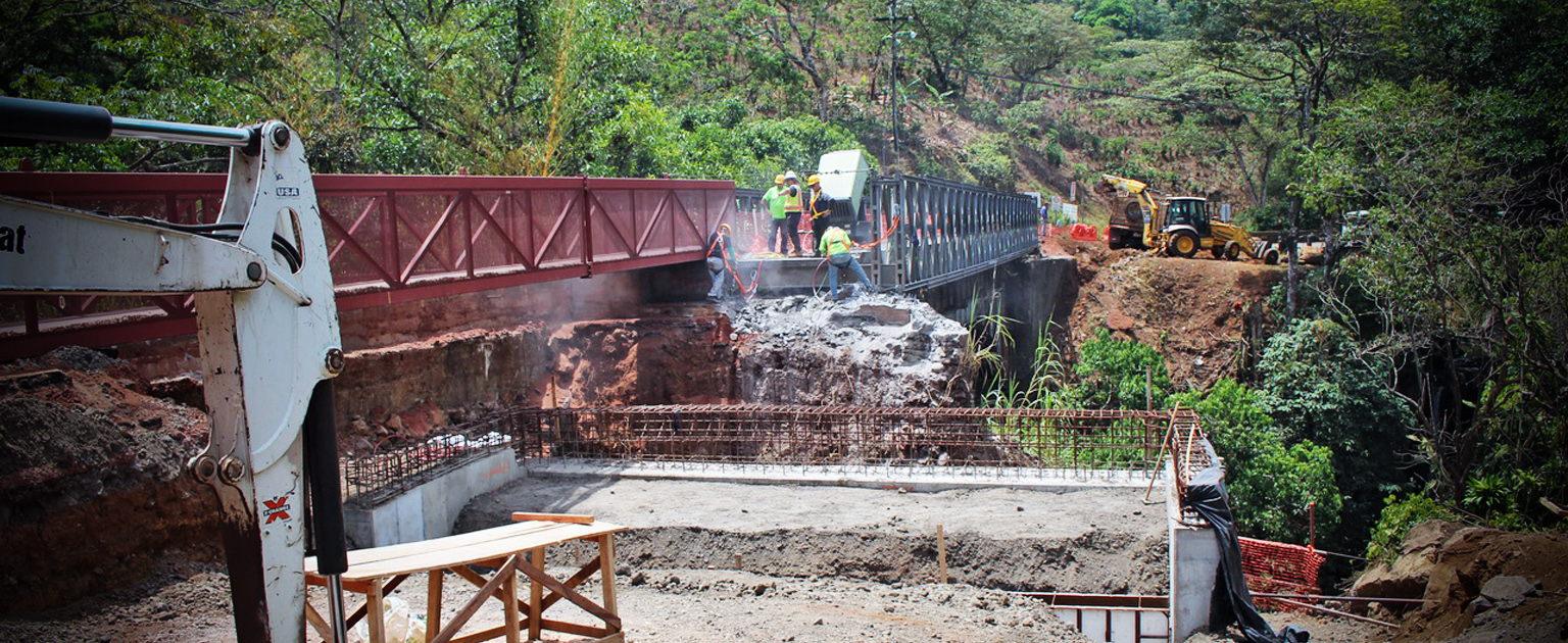 Foto de los avances que muestra la construcción del puente sobre el río Poás. 