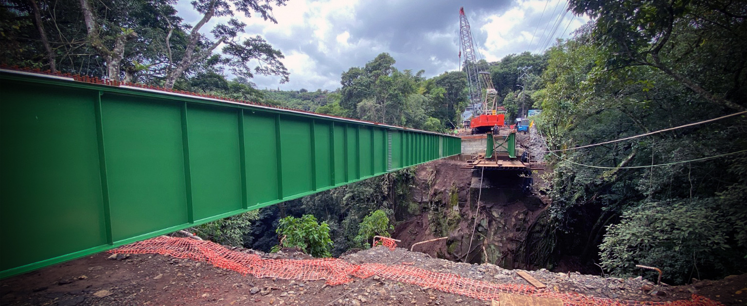 foto de las vigas verdes siendo colocadas en la zona