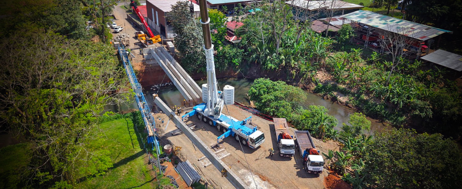 Fotografía de trabajos que se ejecutan en el puente sobre río Frío en Betania de Guatuso. 
